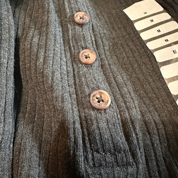 NWT Duluth Women’s SZ Med Long Sleeve  6 Button Ribbed. Stretch Top. Charcoal - Picture 7 of 8